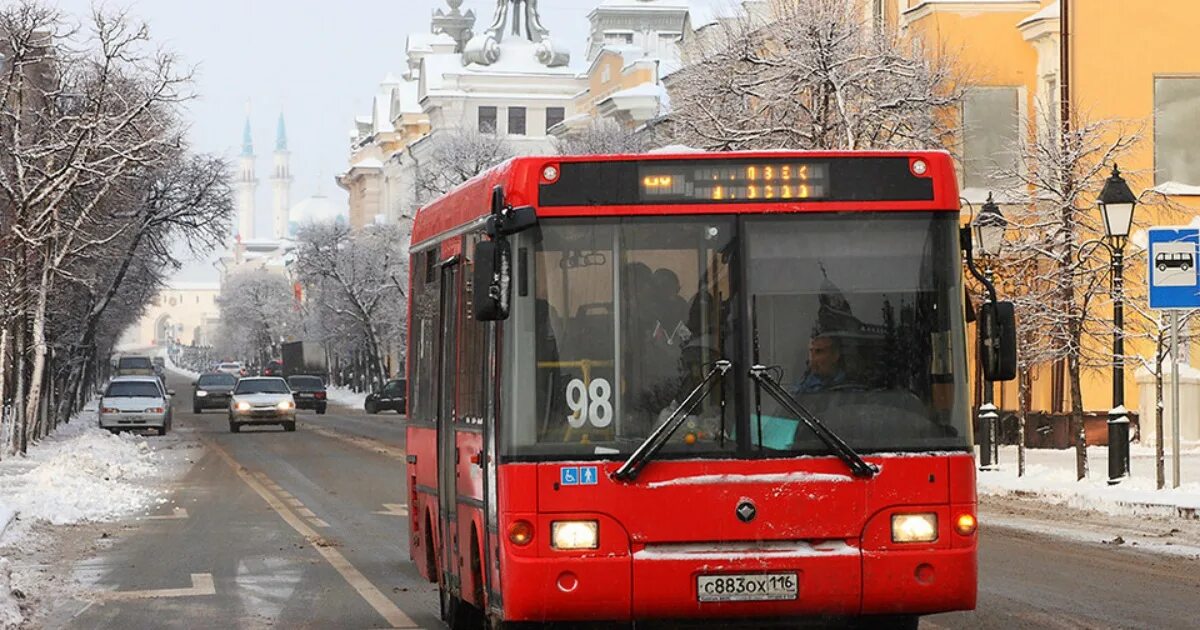 Время транспорта казань. Автобус Казань. Красный автобус Казань. Городской автобус Казань. Маршрутка Казань.