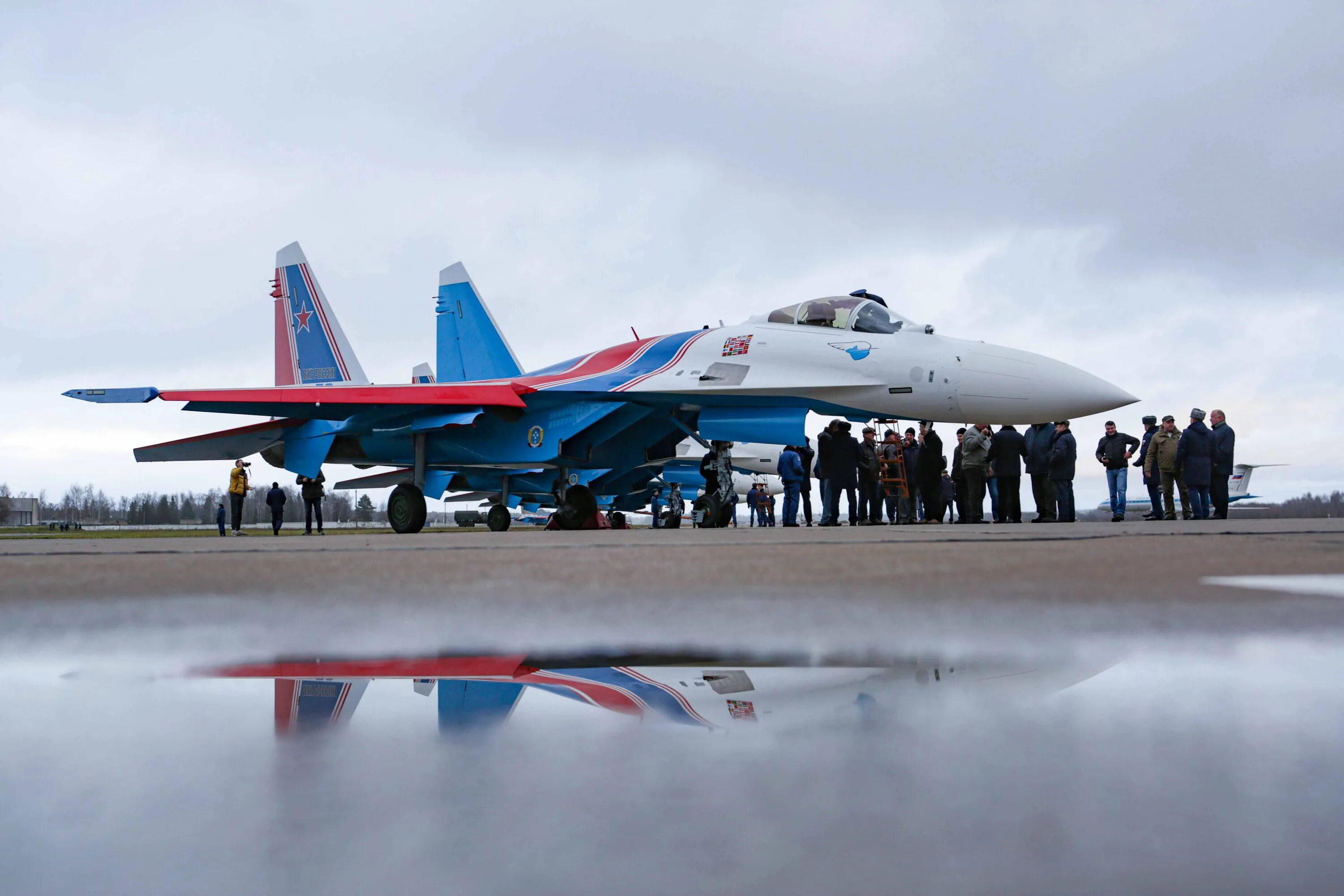 Самолет 4 россии. Самолёт Су-35. Су-35 русские Витязи. Су-35с русские Витязи самолет. Истребитель Су-35с ВКС России.