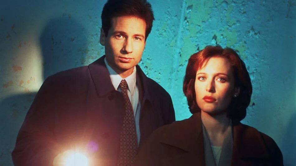 Малдер расскажет криминальные. Секретные материалы фокс малдер. Малдер и скалли фанфики. Агент малдер и скалли фанфики. Удивленный малдер.