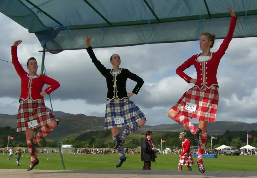 Игры Горцев в Шотландии. Highland games в Шотландии. Фестиваль Highland Gatherings. Горцы Шотландии. Highland вакансии