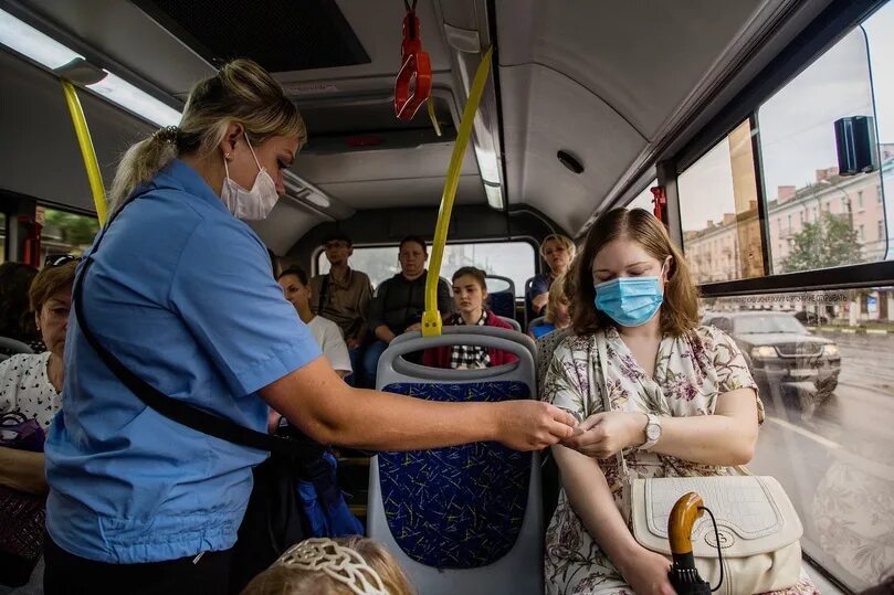 Безбилетники в транспорте. Безбилетный пассажир. Транспорт Верхневолжья контролер. Заяц в общественном транспорте безбилетник