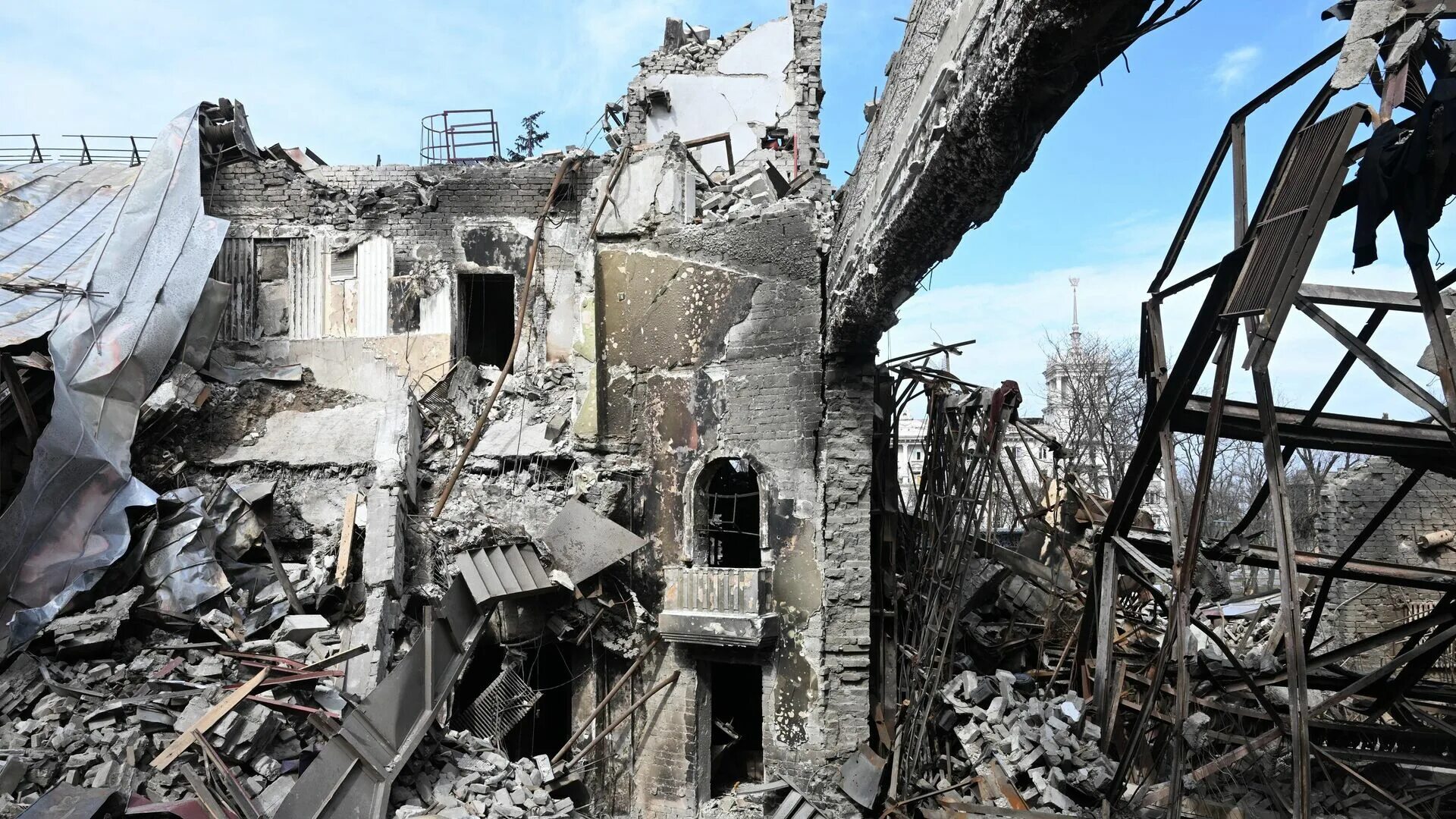 Обстрел драмтеатра в Мариуполе. Разрушенная Украина 2022 Мариуполь. Мариуполь разрушения 2022.