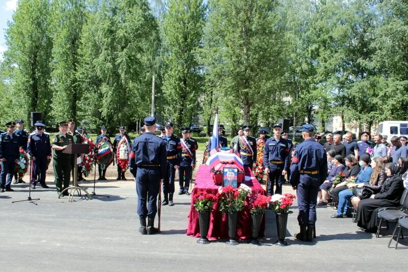 Свежие новости погибших на украине. В Тверской области простились с погибшим на Украине. Похороны десантников погибших. . Прощание с военнослужащими Брянск.