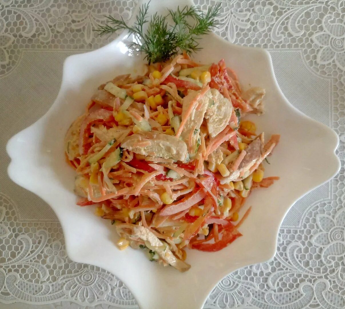 Салат Рыжик с корейской морковью. Салат куриная грудка кукуруза корейская морковь. Салат по Краковски с корейской морковью. Куриная грудка с морковью по корейски