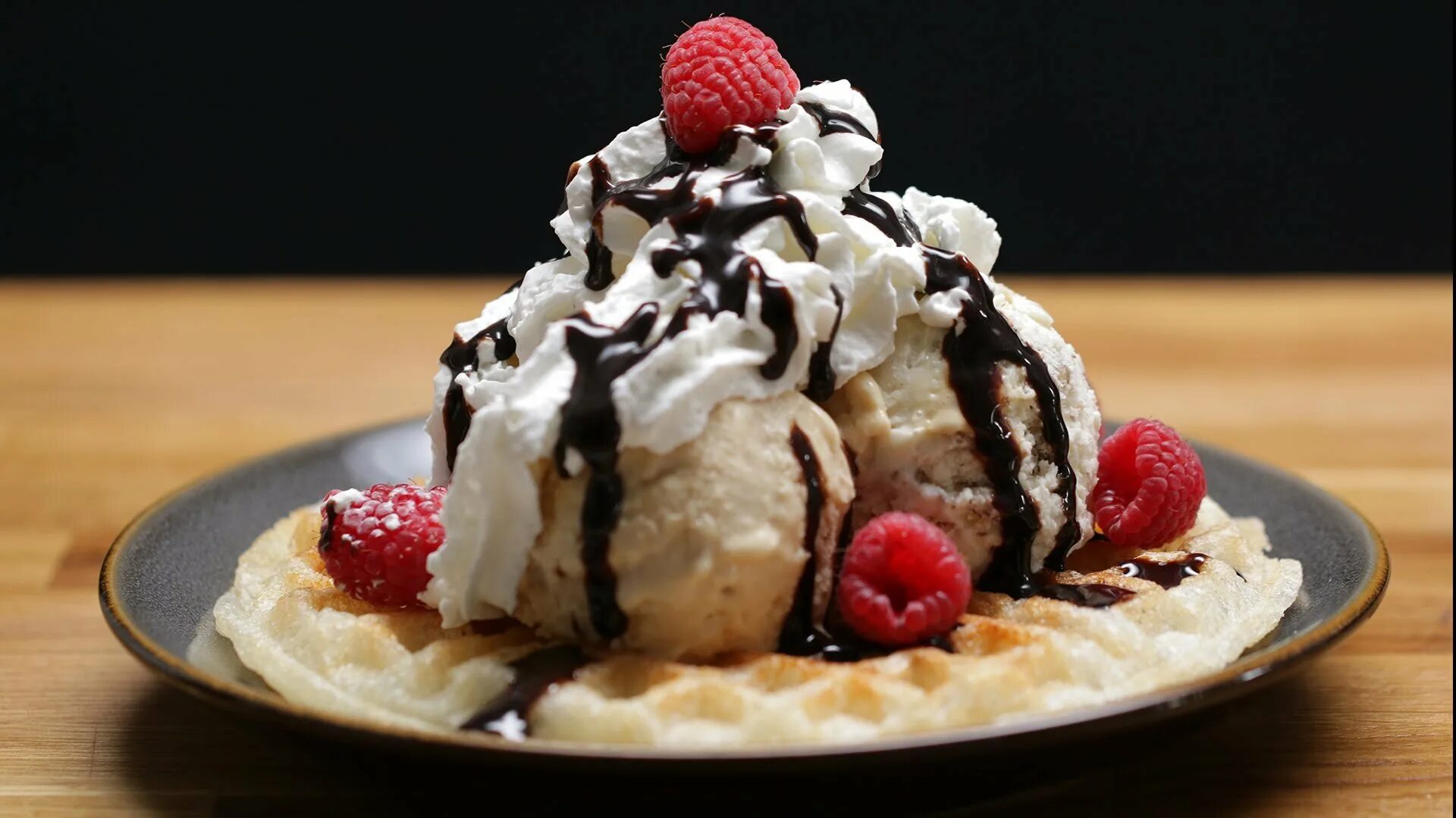 Со сливочным мороженым. Мороженое дома. Мороженое сливочное. Домашнее мороженое. Мороженое пломбир с клубникой.