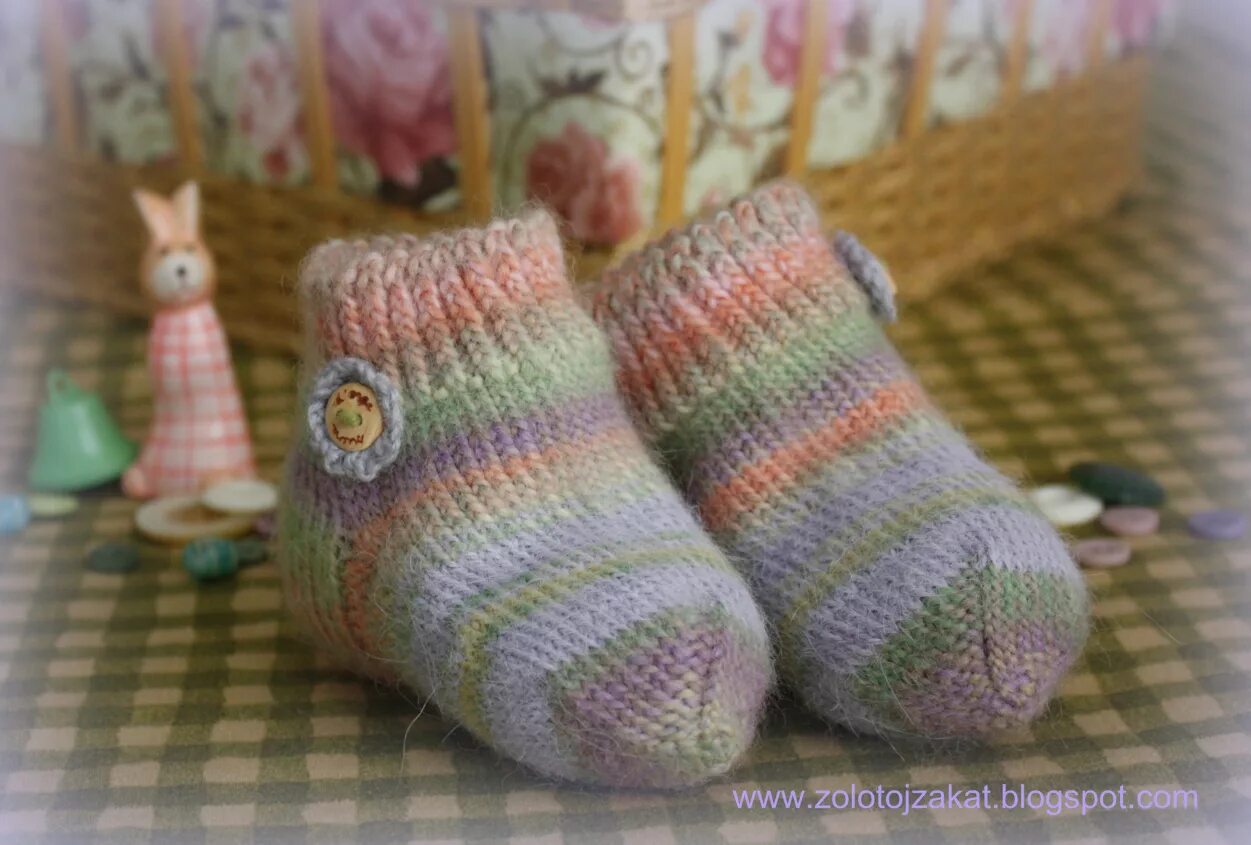 Носки спицами. Детские вязаные носочки. Детские носки спицами. Носки для новорожденных спицами.