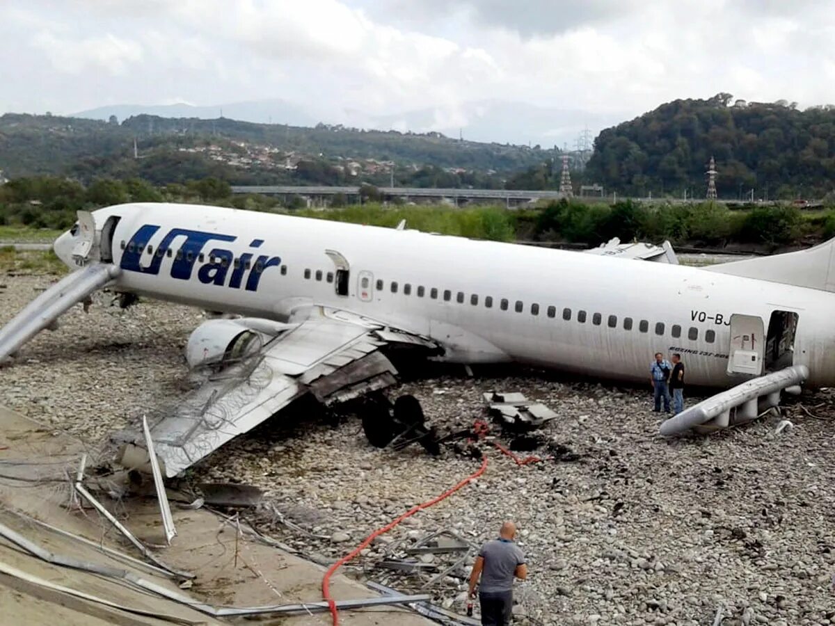 Победа сочи крушение. Боинг 737 ЮТЭЙР. Авиакатастрофы Боинг 737 UTAIR. Самолет Боинг ЮТЭЙР. Сочи выкатывание Боинг-737 ЮТЭЙР 1 сентября 2018 года.