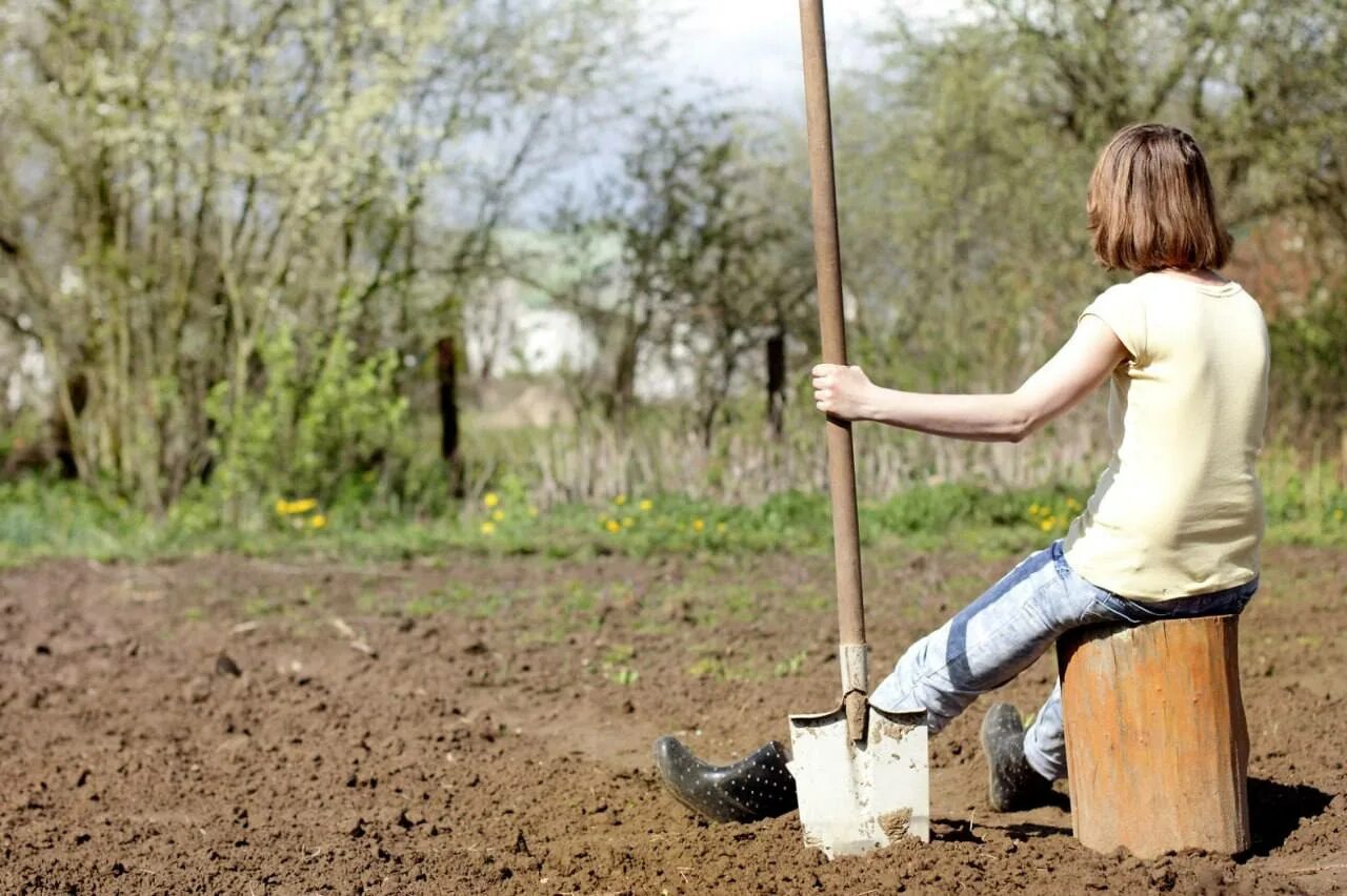 Устала на даче. Фотосессия в огороде. Женщина с лопатой. Копать огород. Копать землю.