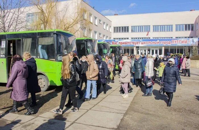 Гимназия № 60 имени 200-летия города Луганска. Школа 60 Луганск. Фото Луганска сейчас. Ученики гимназии Луганска в Краснодоне 2022. Что последнее читал сегодня