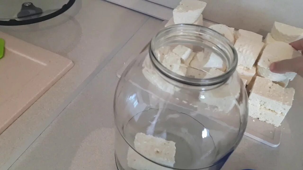 Сыр брынза в рассоле. Рассол для хранения сыра. Брынза рассольные сыры. Рассол для сыра в домашних. Рассол для хранения сыра.