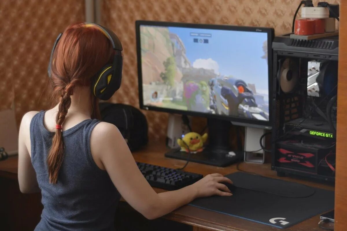 Девушка играет в игру. Девушка геймер. девушки за компьютерными играми. девушка геймерша. девушка играет в компьютер.