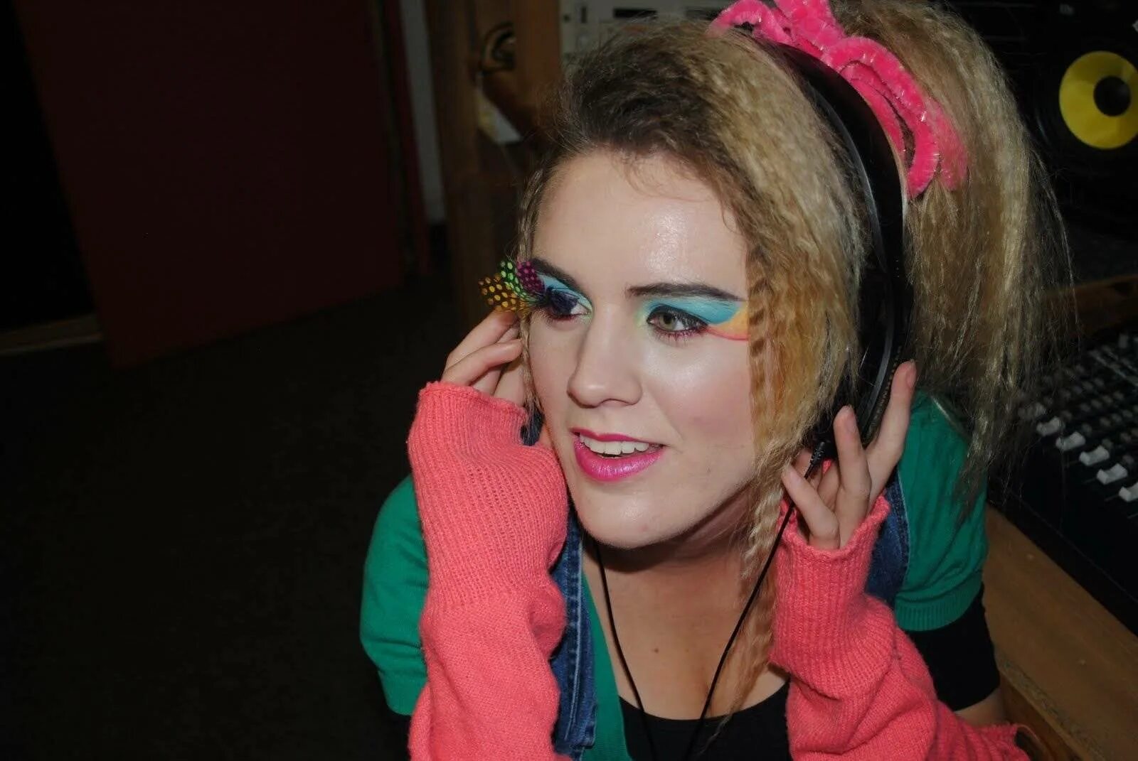Макияж 90-х. Диско макияж 80е. Макияж на вечеринку в стиле 90 х. Макияж в стиле 80-х. Макияж в стиле диско.