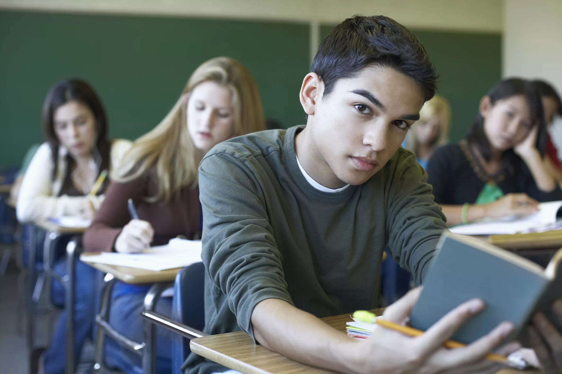 Student is try. Подростки в школе. Современный ученик. Старшеклассники на уроке. Старшие школьники.