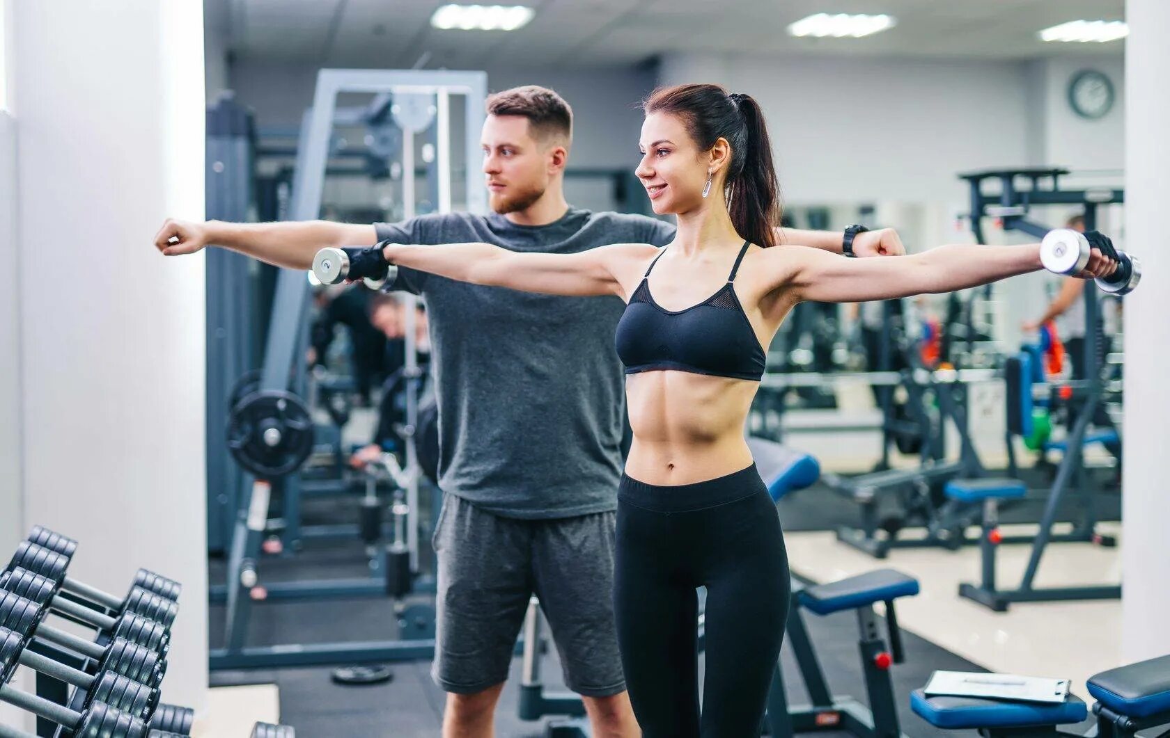 Девушки в фитнес зале. Нежно в спортзале. Спортивные девушки в зале. Девушка спорт. Девочки в спортзале.
