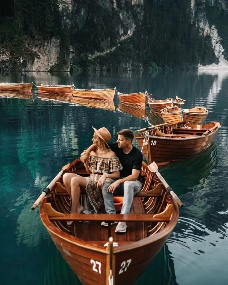 Travel discover. Любовь к путешествиям. Италия путешествие друзья. Travel by Boat. Пара в Италии.