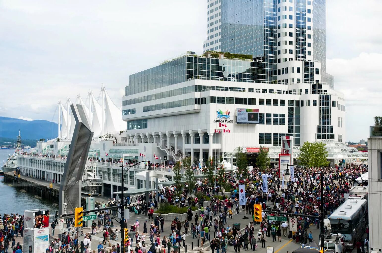 Точное время в ванкувере. Канада плейс. canada place vancouver. лето в ванкувере. паром в ванкувере.
