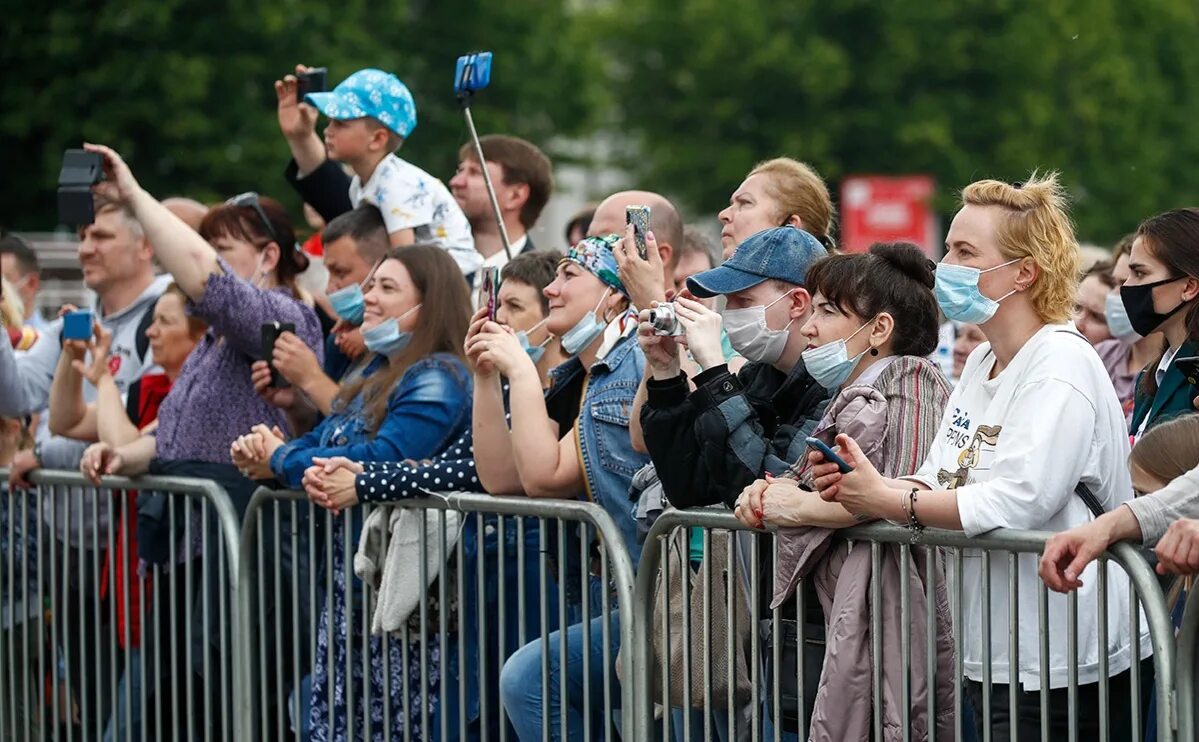 Массовые мероприятия. Флаг протестный украины. День победы великий новгород. Demonstration. Парк горького выпускной 2023.