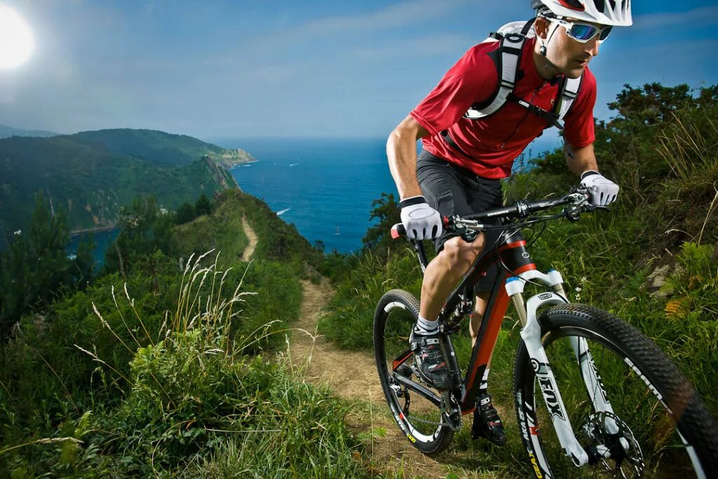 Горный велосипед в горах. Mountain bike tourer. Mountain bike riding. Mountain bike riding. Mountain bike tourer.