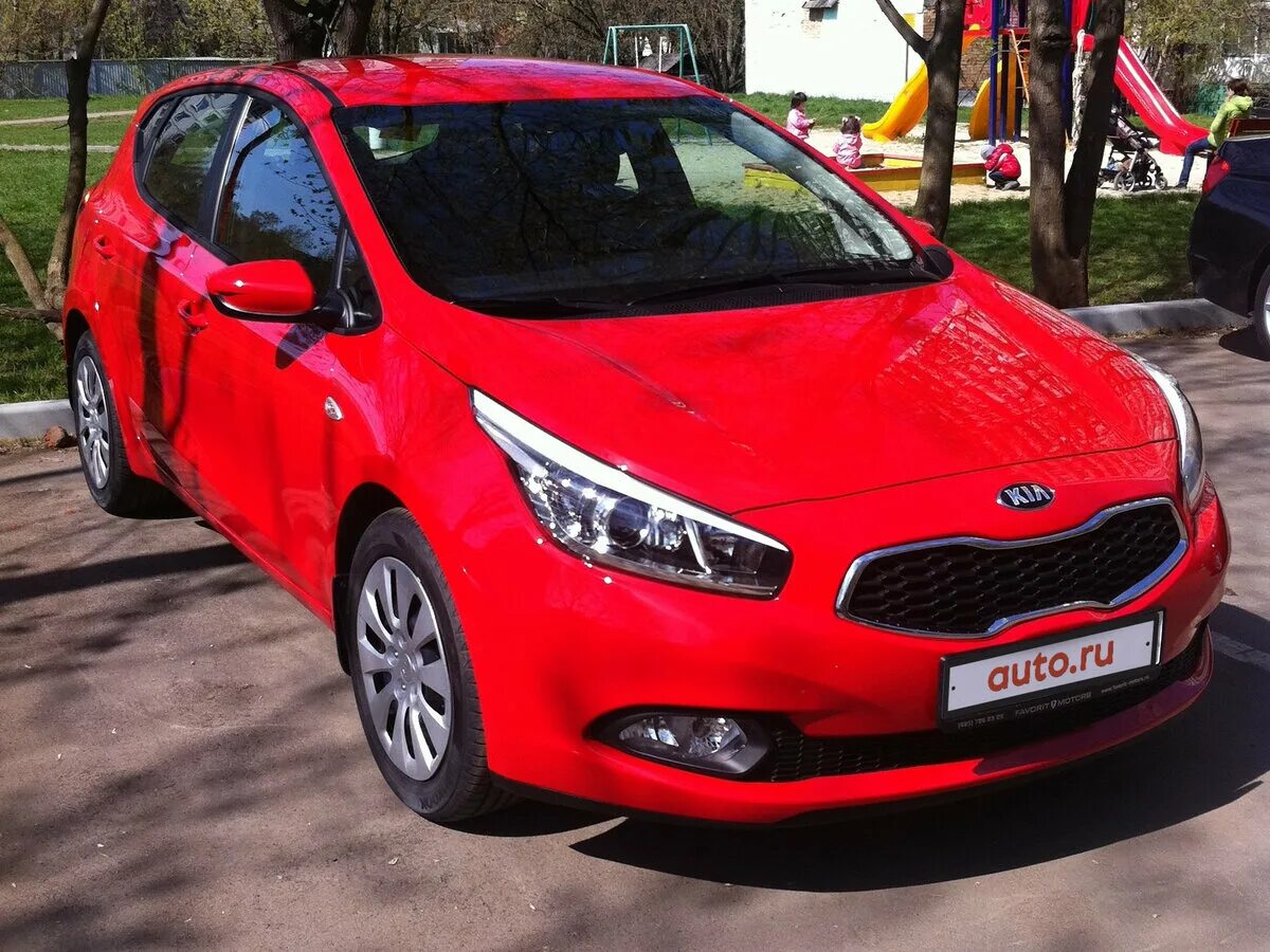 Киа красная купить. Kia Ceed 2 красная. Kia Ceed, 2013 красный. Киа СИД 2014 красная. Kia Ceed 2011 хэтчбек красный.