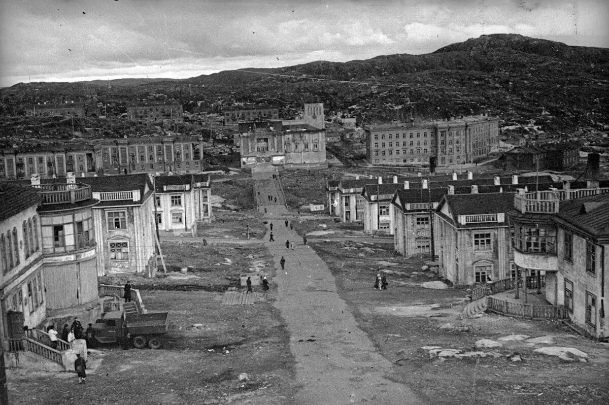 Солнечная горка мурманск. Поселок полярный мурманская область. Норильск мурманск полярный день. Полярный после. Полярный после.