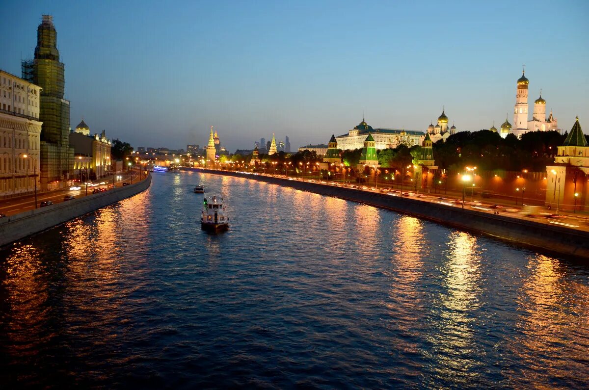 Москва вечером лето. Кремль набережная Москвы-реки ночь. Москва река в Москве. Москворецкая набережная иллюминация. Москворецкая набережная ночью.