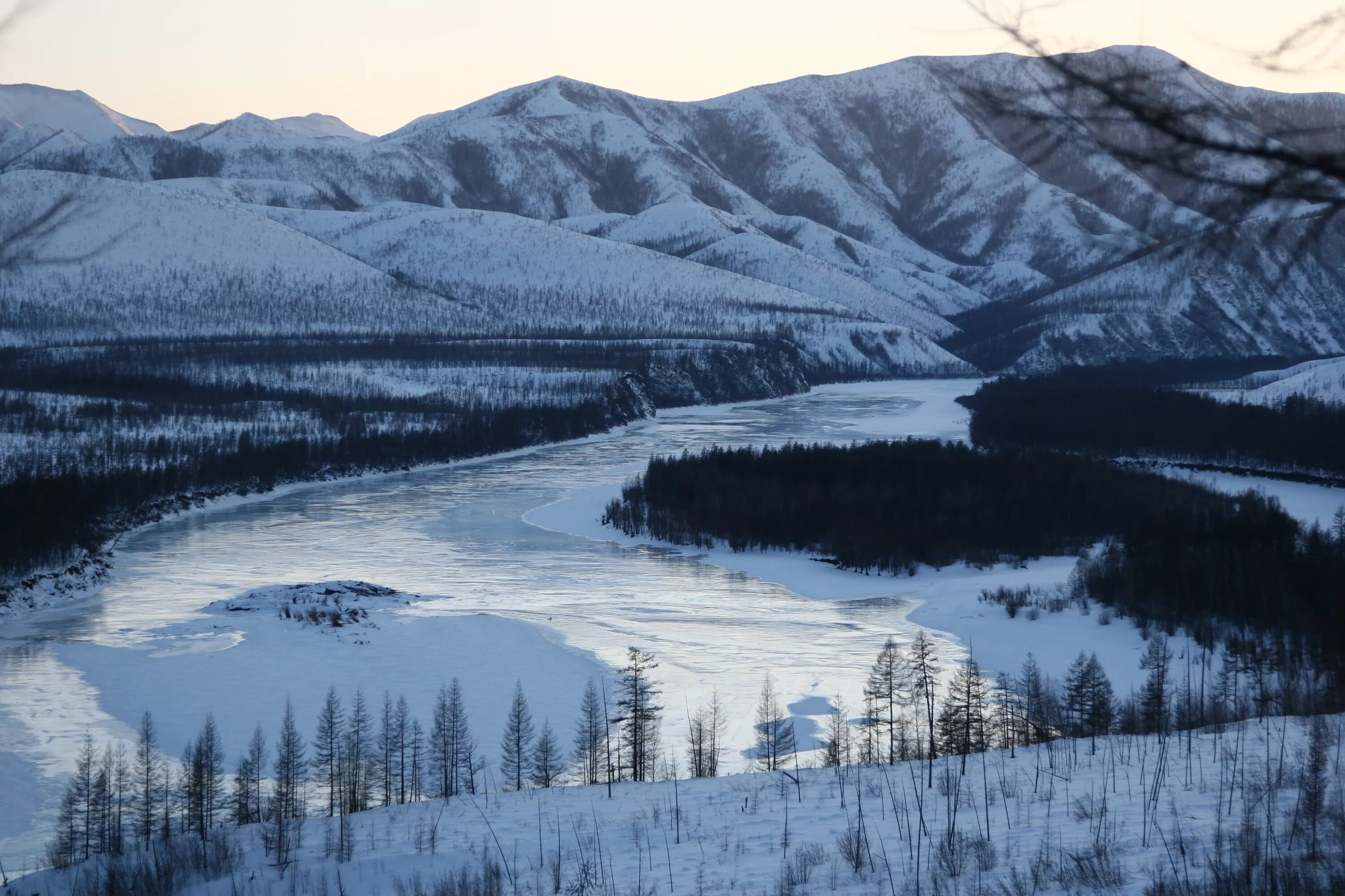 Верхоянский хребет горы якутии. Верхоянский хребет. Верхоянский низменность. Верхоянские горы якутии. Верхоянский хребет.
