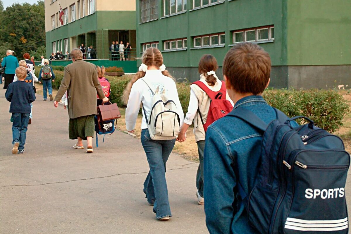 Школьники идут в школу. Школьники Эстонии. Дети идут в российскую школу. Занятость подростков.