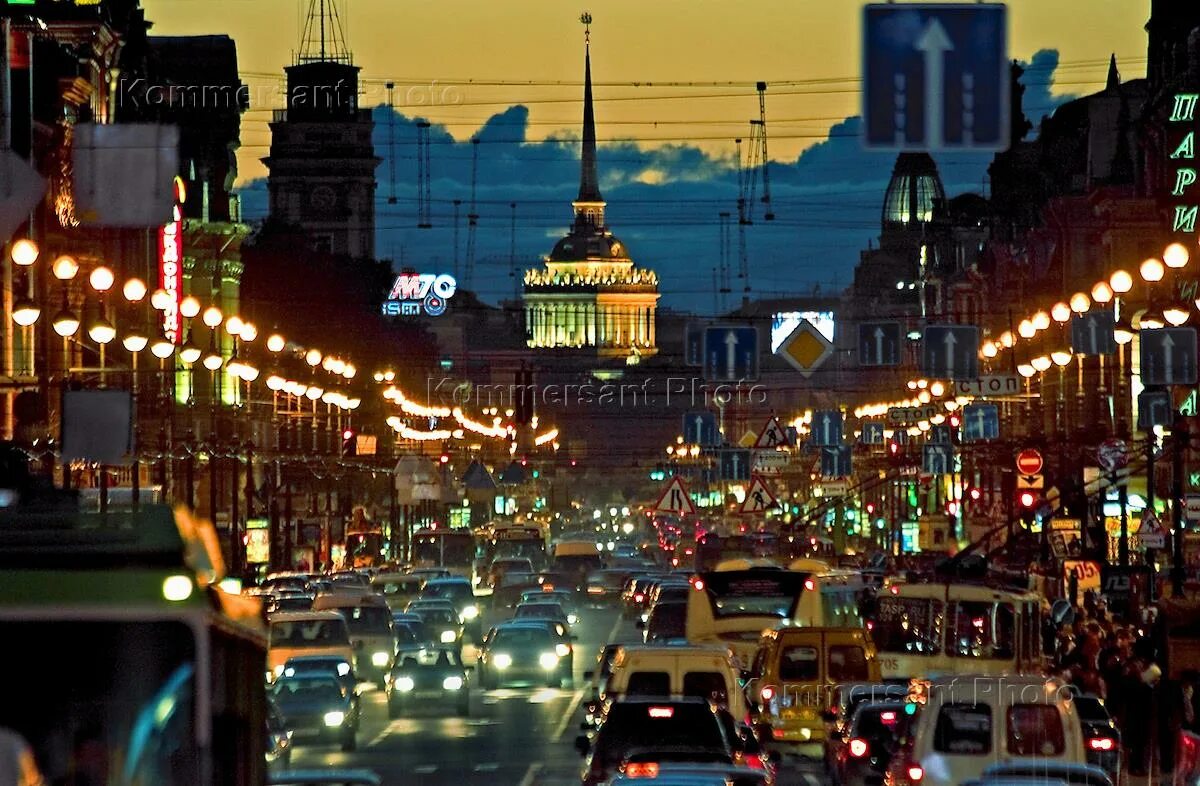 Шумный город. Шумные улицы Питера. Шумная ночная улица Питера. Шумный город Москва.
