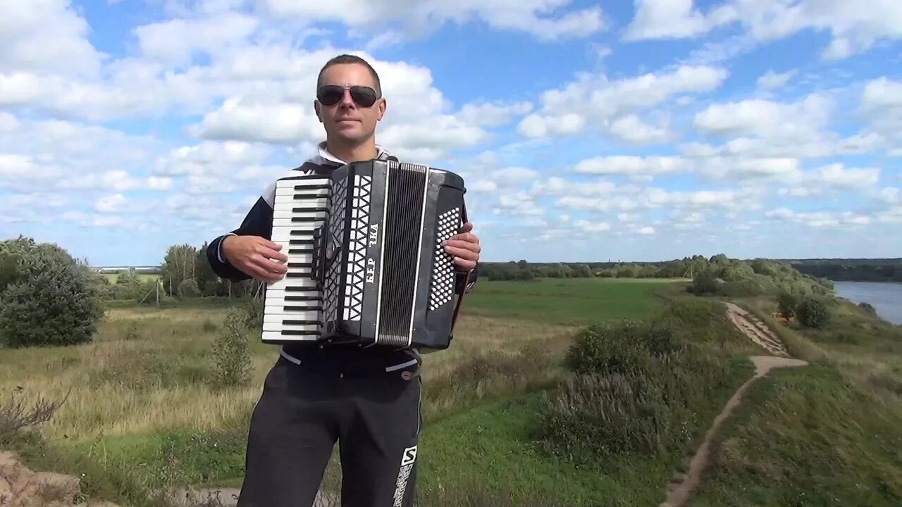 Ой при лужку при лужке казачий. Русская народная при лужке лужке. при лужке на аккордеоне. песня при лужке лужке. народные песни при лужке лужке лужке.