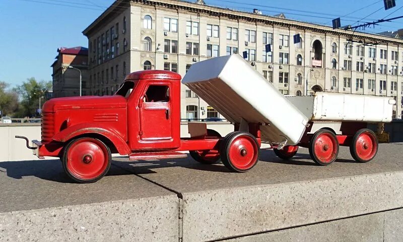 Железный грузовик. ЗИС 150 самосвал. Советские игрушки Грузовики. Советские Игрушечные Грузовики. Железный грузовик игрушка СССР.