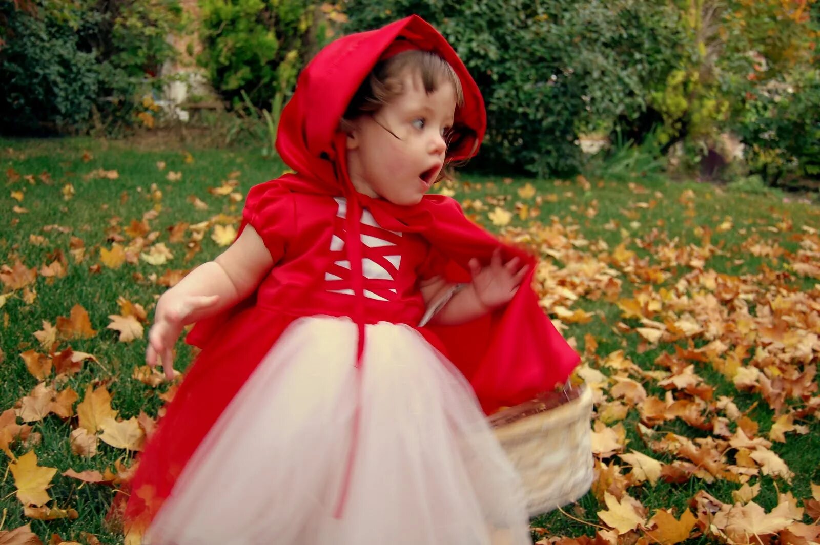 Костюм сказка девочки. Костюм красной шапочки для девочки. Костюм красной шапочки для девушки. Дети в сказочных костюмах. Платье красная шапочка для девочки.