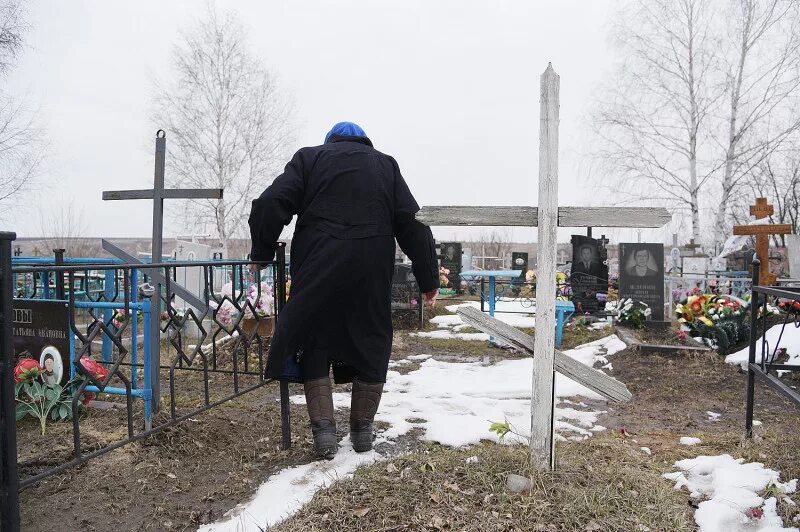 Пить на кладбище. Верхние Турово кладбище. Кладбище село верхнее Турово. Деревенские могилы.