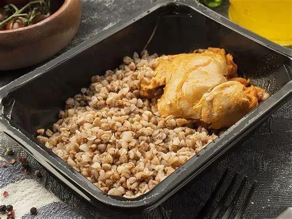 Гречка с бедрышками в духовке. Куриные бедра с гречкой в духовке. Куриные бедрышки с гречкой. Куриные бедра с гречкой в духовке. Гречка с бедрами в духовке.