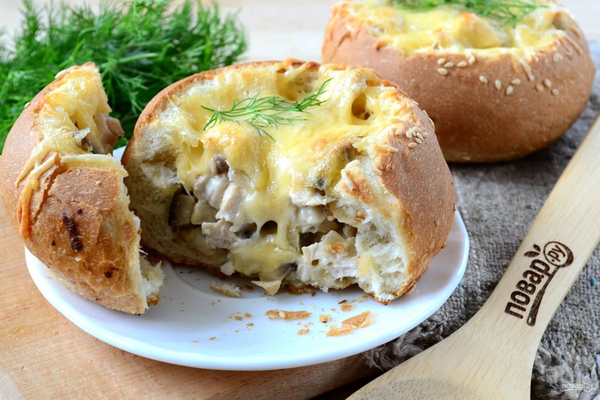 Курица с грибами в тесте в духовке. Жюльен в булочке с курицей и грибами. жюльен с грибами в булочке. жульен с курицей в булочках. жульен в булочках.