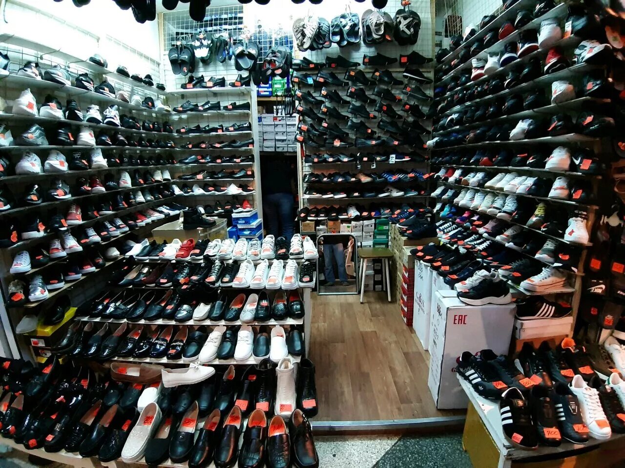 Первый магазин обуви. Рынок обуви. Магазин обуви. Обувной магазин на рынке. Советский обувной магазин.