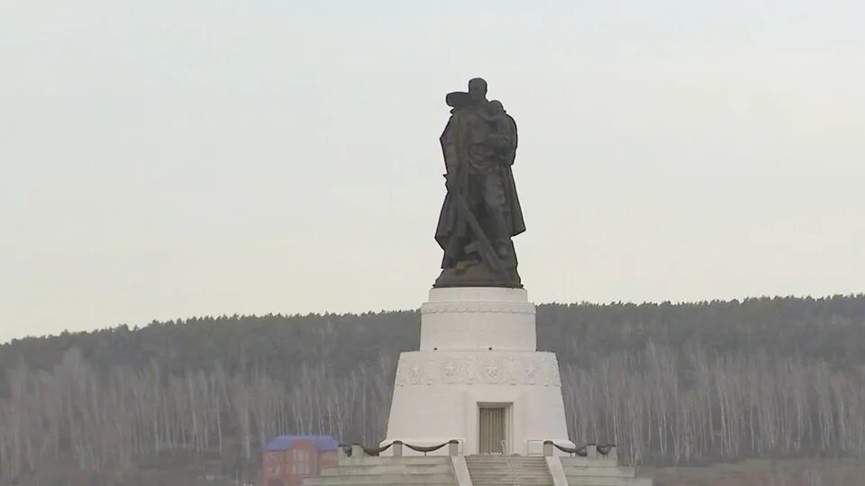 В Кемерове установлен памятник Воину-освободителю - копия скульптуры из Трептов-