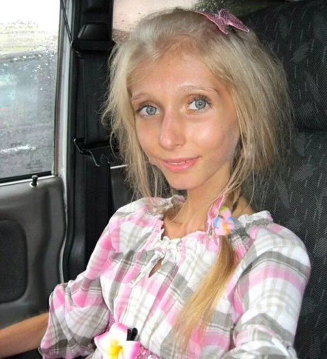 Сколько лет некрасиво. Илька брюль модель. Красивая и не коасивпя девушка. Сколько лет некрасиво. Чудеса макияжа до и после.