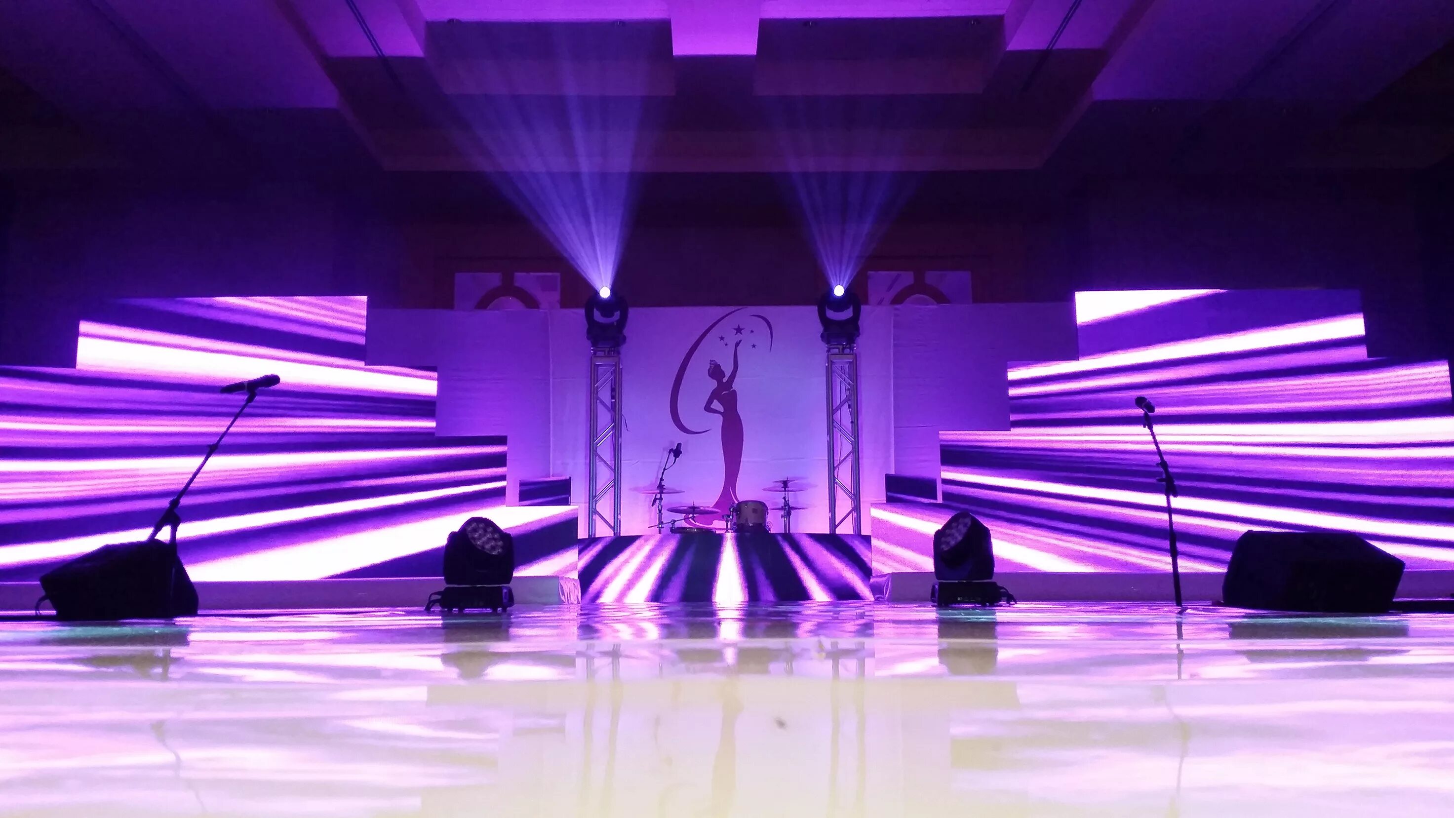 Сцена. Фиолетовая сцена. Сценический подиум. Сцена без людей. Пустой концертный зал