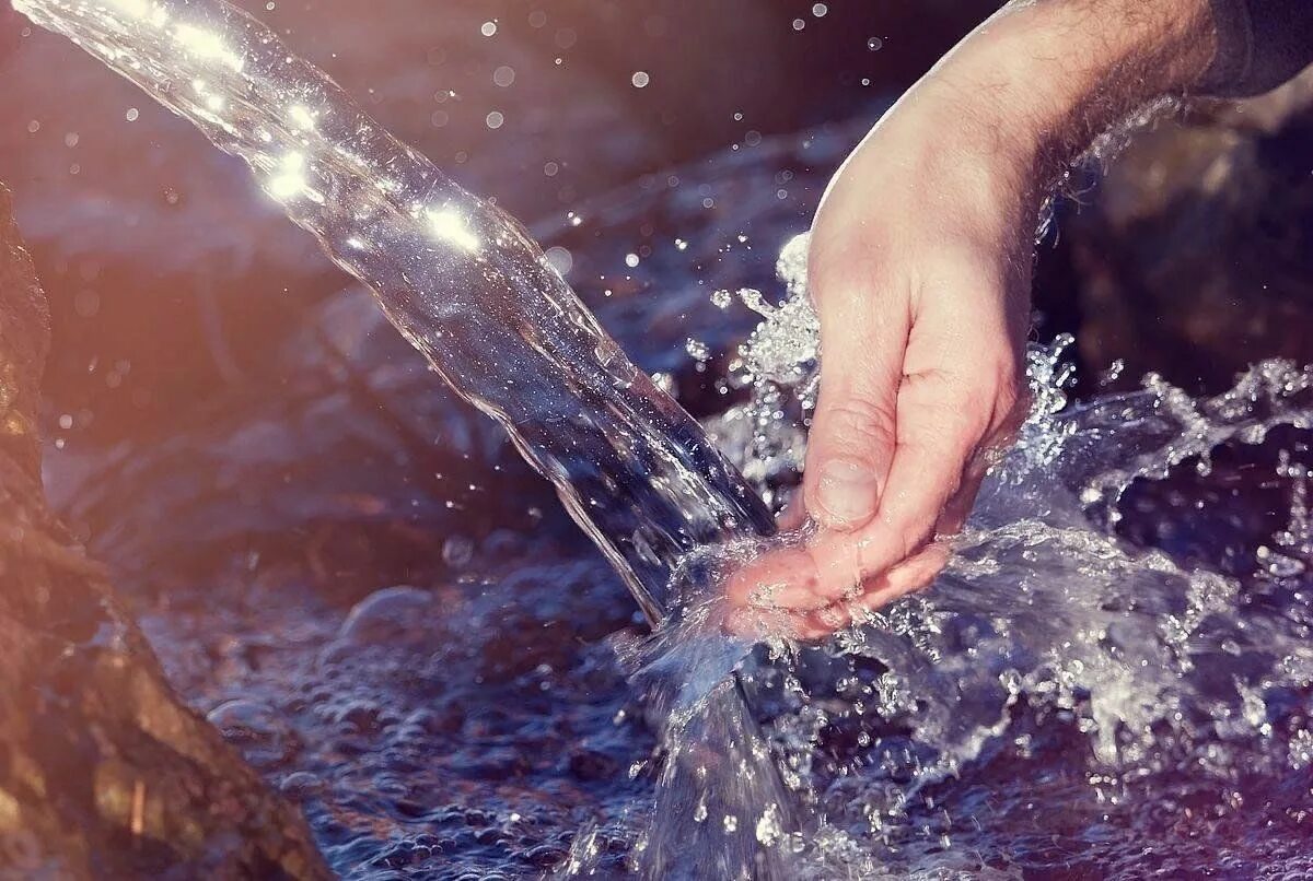 Родника девушка. Источник воды. Вода из источника. Чистая вода.