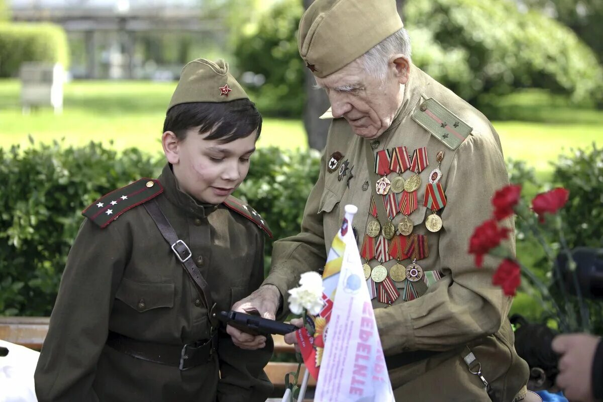 9 мая фото. С днем победы. Сериал орден 2015. Ветераны великой отечественной войны. Цветы ветеранам.