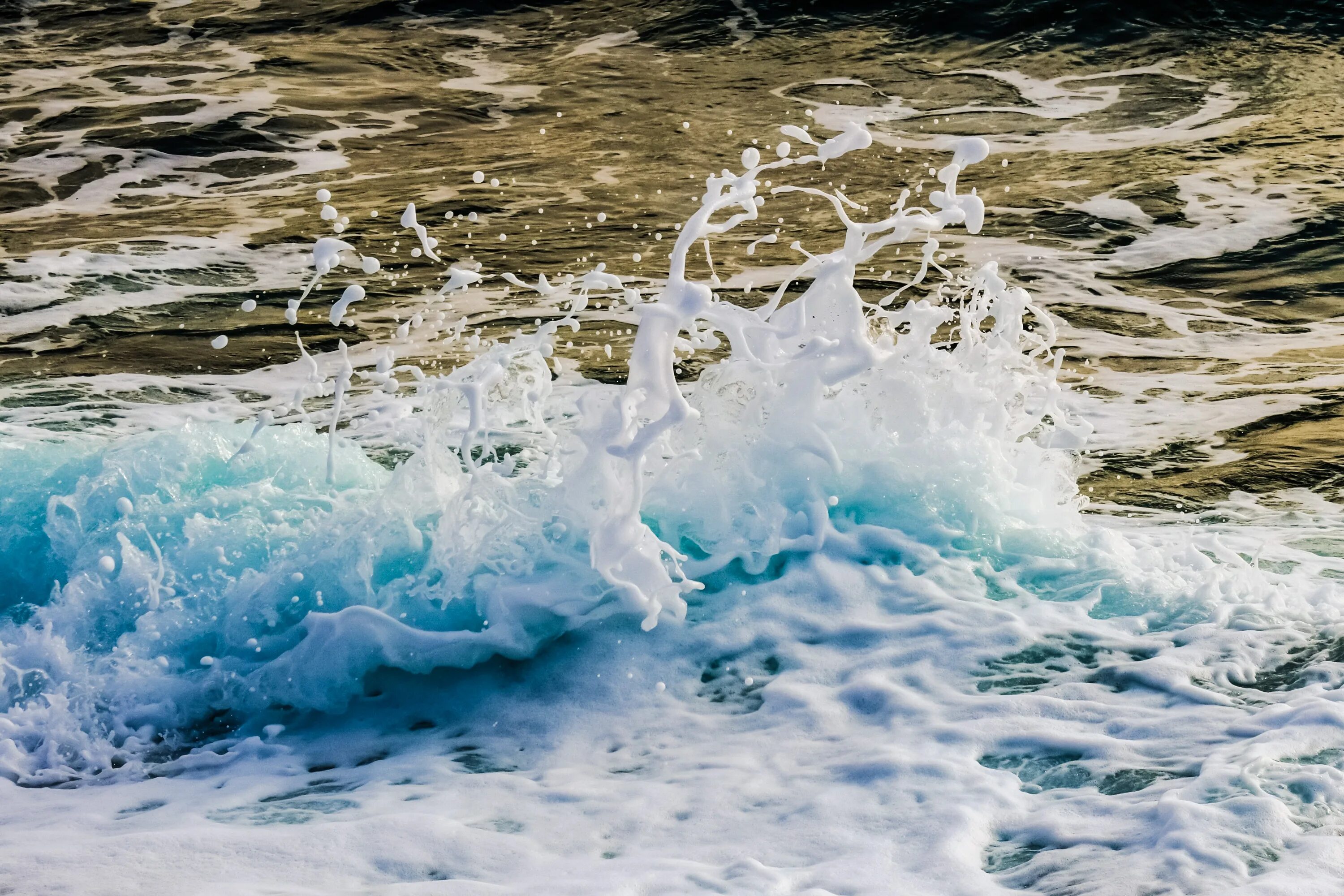 Всплеск воды. Стихия воды. Брызги воды. Волны на воде. Пена без воды