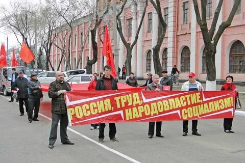 Колонна демонстрантов