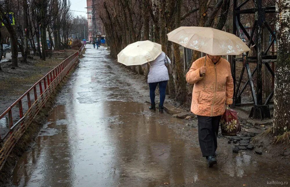 Грязь слякоть. Резиновые сапоги в луже. Идти в слякоть и дождь. Дождь лужи. Ботинки на манной каше.