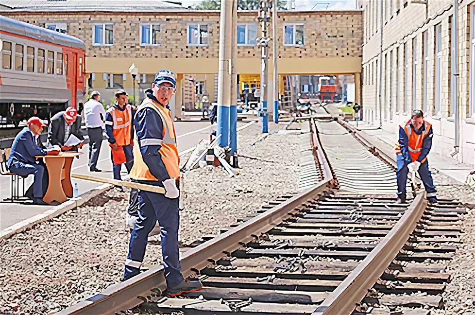 Профессия бригадир-путеец. Работники железной дороги. Монтер пути красноярск. Профессии михайловского гока. Монтер пути пмс.