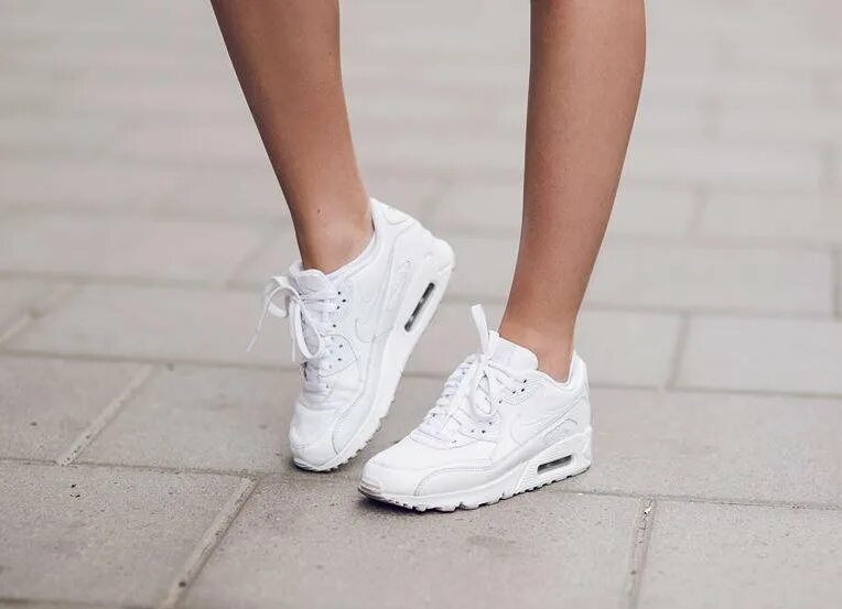 Белые кроссовки модели. Найк АИР Макс классика. Nike Air Max 90 White на ноге. Найк АИР Макс белые классика. Nike Air Max 90 outfit.