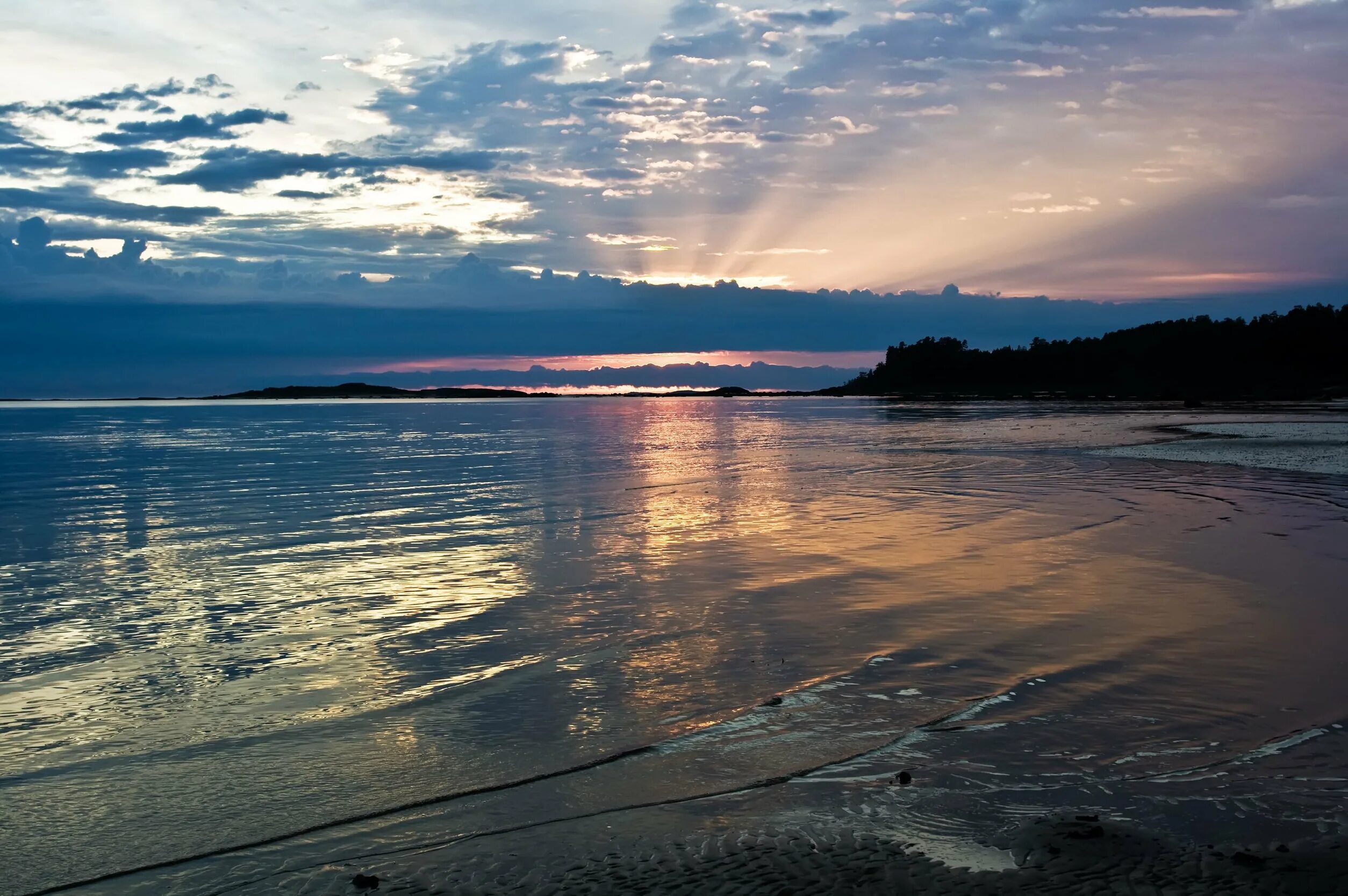 Белое море Онега. Белое море Онега закат. Закаыты белое море Онега. Остров кий в белом море.