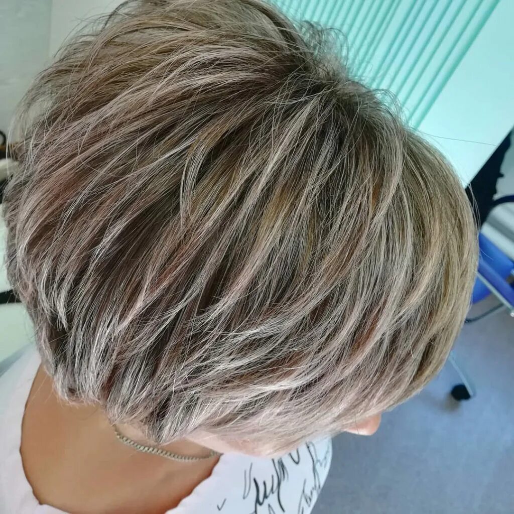 мелирование балаяж каре. мелирование на удлиненное каре. мелирование на русые волосы 2022 средней длины. колорирование на боб каре. стрижка и мелирование в декабре 2023.