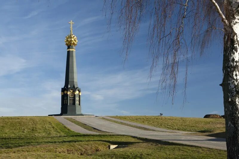 Памятники на полях сражений. Монумент часовня на Бородинском поле. Мемориал Бородинское поле. Обелиск на Бородинском поле. Батарея Раевского на Бородинском поле.