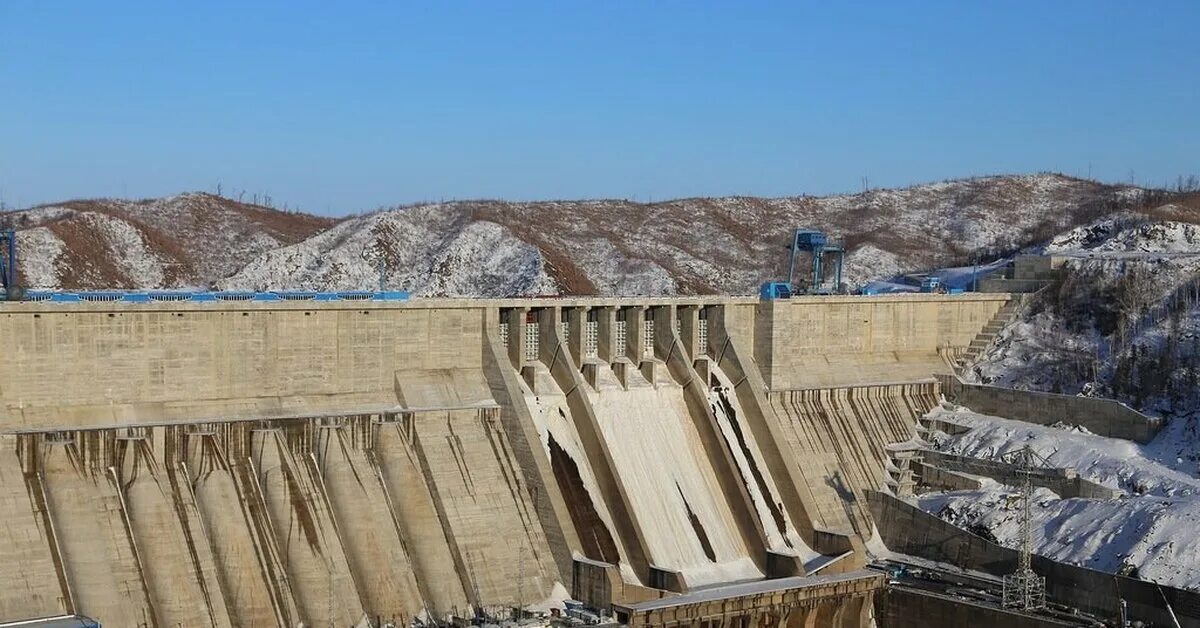 Бурейская гидроэлектростанция. Бурейская ГЭС. Бурейское водохранилище ГЭС. Талакан ГЭС. Русгидро сброс воды