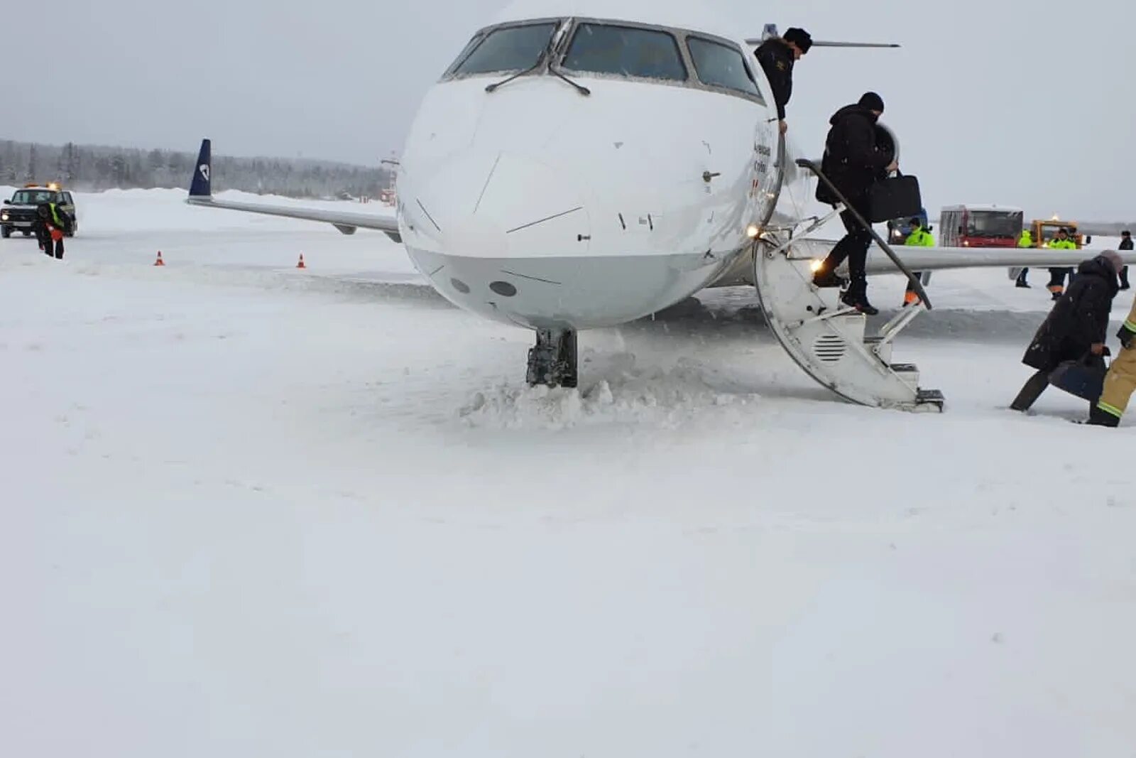 Самолеты ввс рф. День штурманской службы ввс вкс россии. Самолет бомбардье северсталь. Аэропорт казань самолеты. Март в авиации.